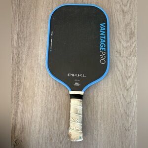 Vantage Pro Pickleball Paddle with Blue Edge